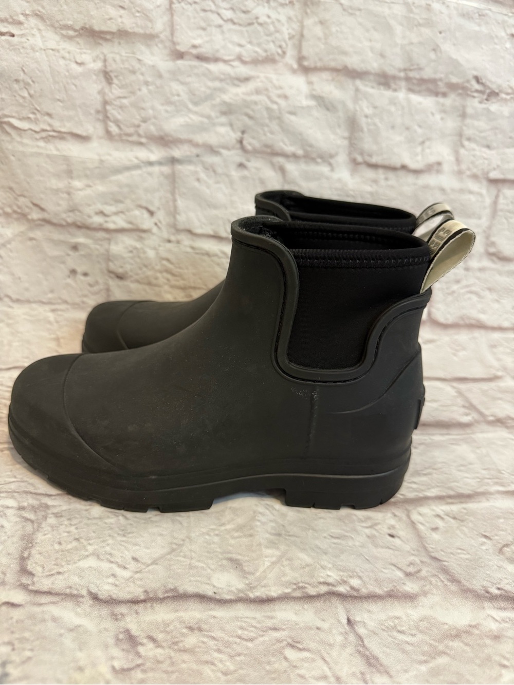 UGG womens Droplet Waterproof Boot Black 1130831 size 5